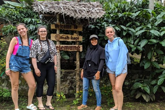 Omah Kopi Banyuwangi Galeri Pengunjung k