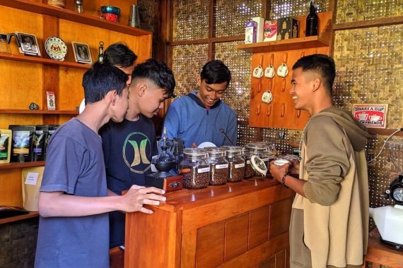 Omah Kopi Banyuwangi Galeri Pengunjung w